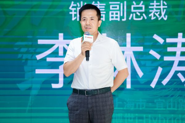男人站在那里 AI 生成的內(nèi)容可能不正確。