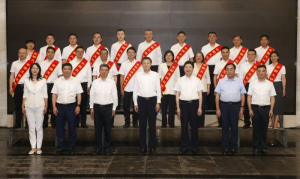 老板集團董事長任建華