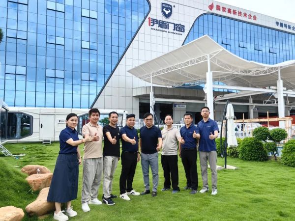 汉狮董事长邓扬礼率团探索伊盾门窗