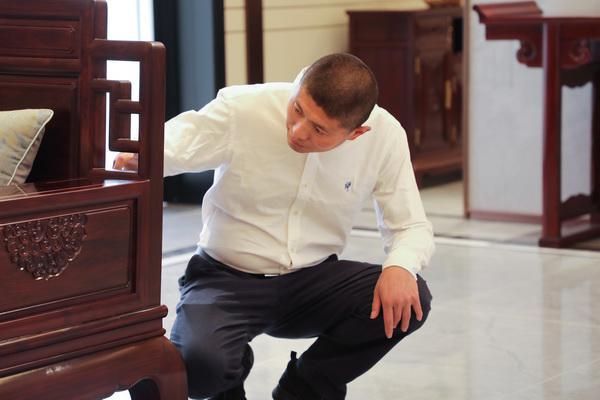 三十多年里，古森红木董事长吴飞阳始终坚守在生产一线