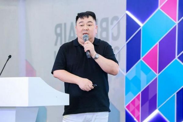 苏治董事长发表演讲
