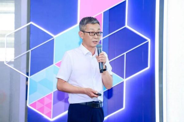肖明副会长兼秘书长发表演讲
