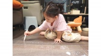 天格实木地板：童真创作无忧，地面清洁更轻松