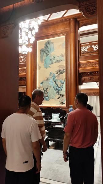 嘉宾参观体验李忠信红木艺术馆