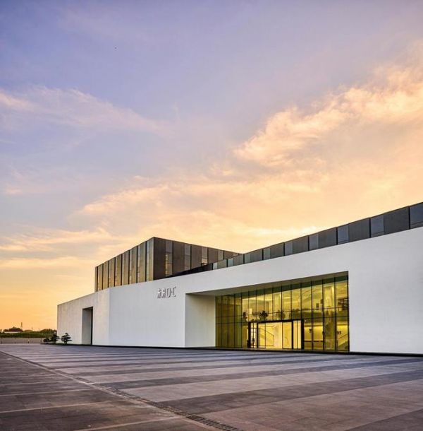 Industry Benchmark Awarded Again! Meike Furniture Wins Two Major Awards at 2025 Finance Summit with 