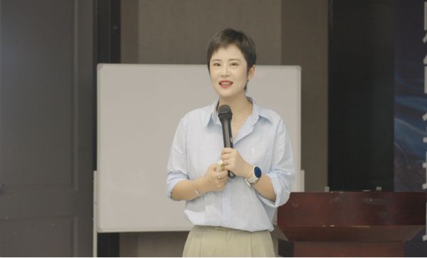 夢潔家居總經(jīng)理劉瑩發(fā)表演講