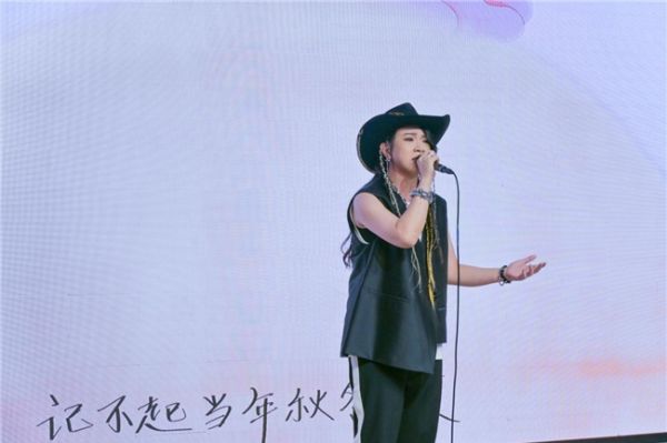 張蕓京驚艷登場演唱