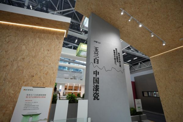 飞宇门窗市场中心总经理 陈飞宇(左)