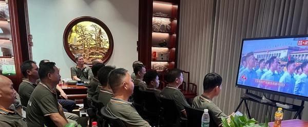 铭记历史，砥砺前行——李忠信红木组织员工观看抗战胜利80周年阅兵仪式