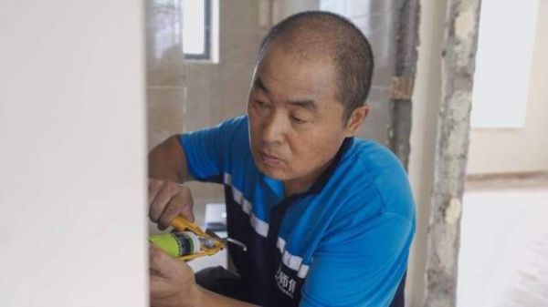 盛师傅从事电焊工作的照片