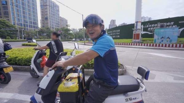 盛师傅在工作间隙的笑容照片
