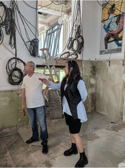  △亲赴法国巴黎，与当地建筑师沟通施工细节