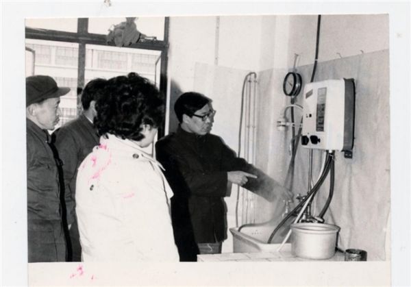 20世纪80年代前锋研制的第一台电脉冲自动点火控制的热水器
