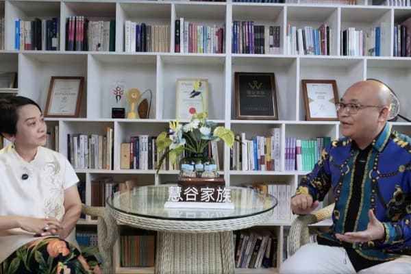 （左）慧谷家族创始人陈婷女士 （右）卓木王总裁杜长江