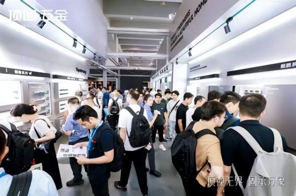 顶固五金高品质产品在广州建博会上吸引众多观众驻足咨询