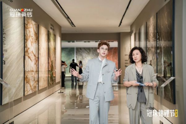费启鸣在直播间展示冠珠瓷砖新品