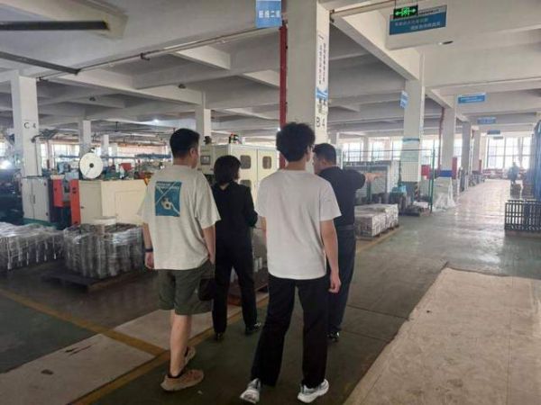 叶建安先生工作场景照片