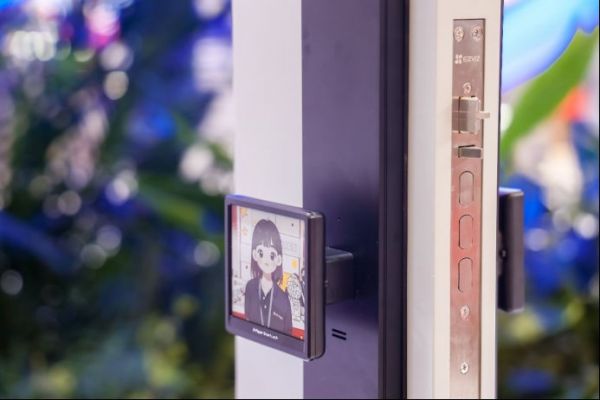 萤石启明AI双摄三屏人脸视频锁Y5000FVX Ultra