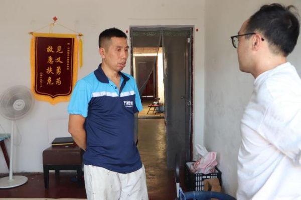 Master Li providing assistance