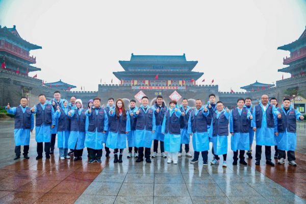向山而行,凝聚领袖力量