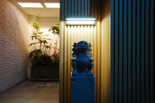 Qingkong light in the entrance hall of the old house