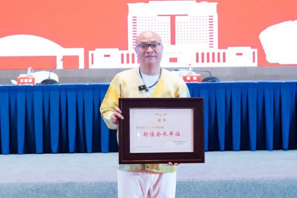 卓木王总裁杜长江当选东阳木雕家居产业协会轮值会长