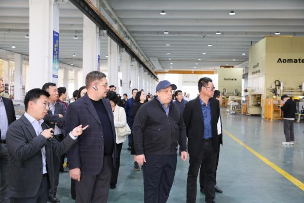 嘉兴外办与国际观察员参观美大智能智造生产基地