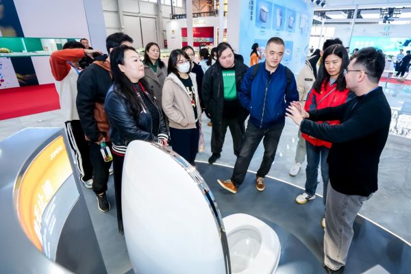 展会现场，九牧X系列超静音数智马桶吸引众多消费者驻足