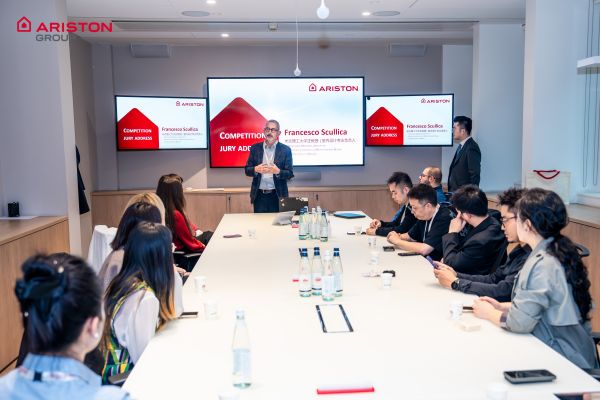 设计师参与讨论