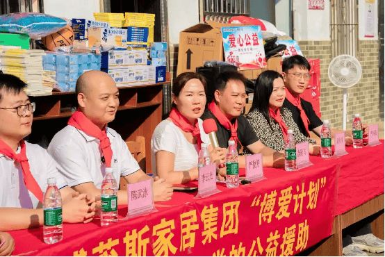 孩子们接过物资