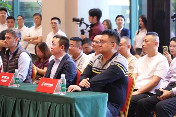 顺成陶瓷集团技术团队合影