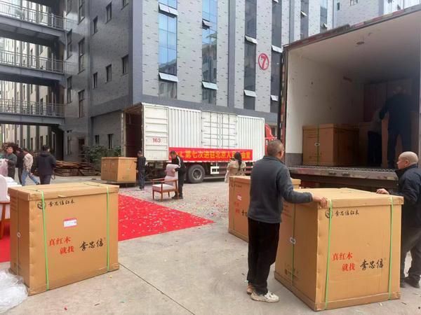 李忠信红木:七度进驻人民大会堂 以大国匠心铸就产业传奇