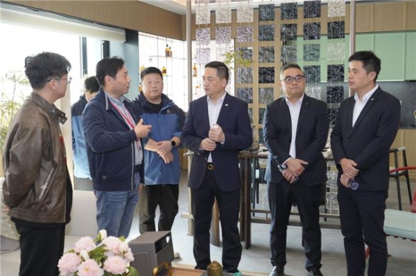 莫干山周董一行参观红蚂蚁科技家居文创园