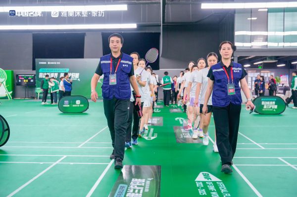 羽毛球选手比赛