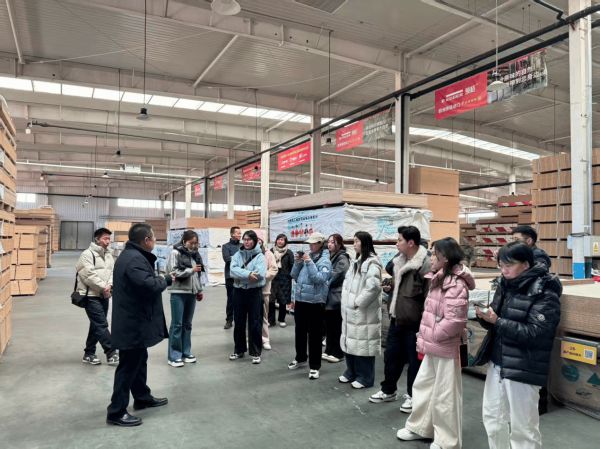 飞美家具板材立体仓库中，日常备货量达到两万多张