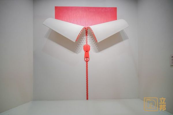 立邦2026 年度趋势色“元力红”作为视觉开篇,寓意能量的觉醒