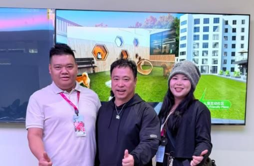 诗意空间展位上的沙发模块和参观者互动