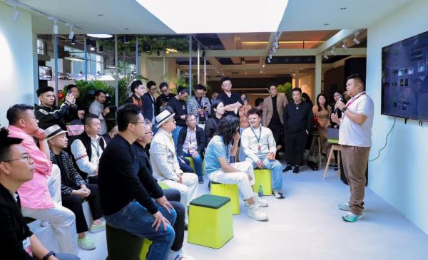 杨志伟老师体验诗意空间平推功能沙发