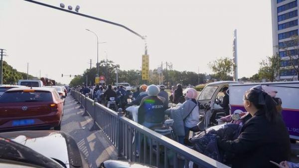 早高峰昆山市道路