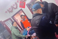 七旬独居老人突发心脏不适，热心中介护送就医