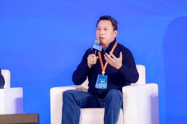 轩怡家装总经理周志威在圆桌论坛发言