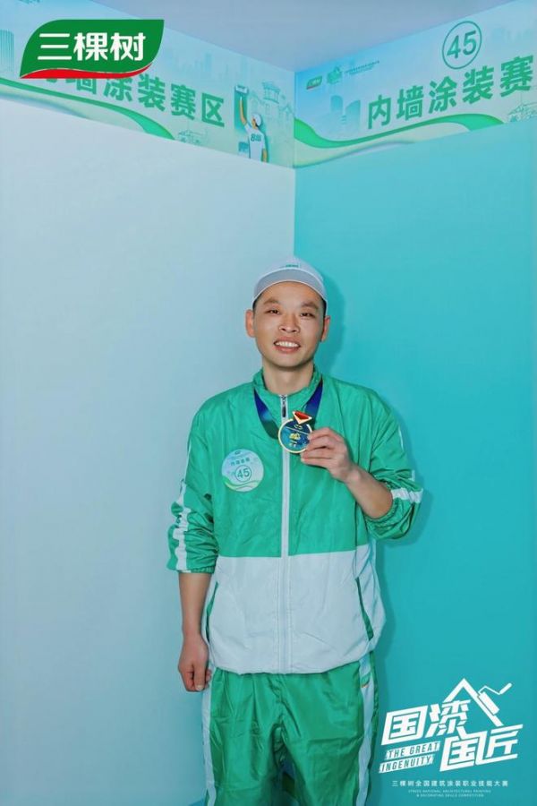 罗鹏在比赛中使用三棵树产品