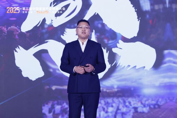 依诺岩板瓷砖总经理于季在大会上的演讲照片