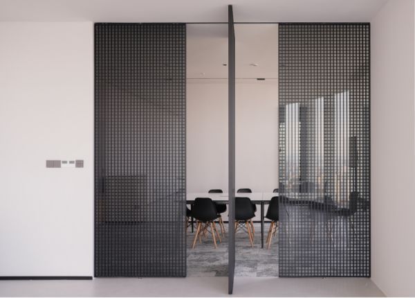 ZMKM Revolving Door Image 2