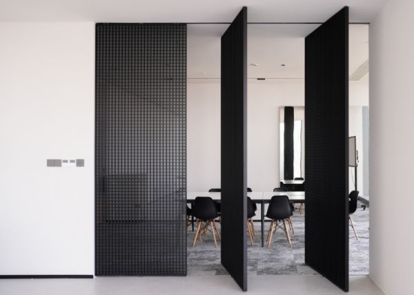 ZMKM Revolving Door Image 1