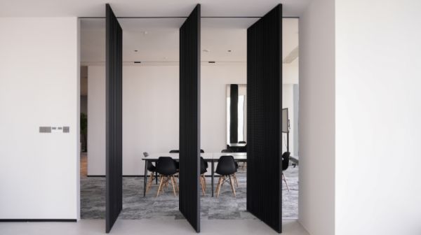 ZMKM Revolving Door Image 3