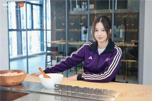 全国跳高冠军邵雨琪亮相峰会