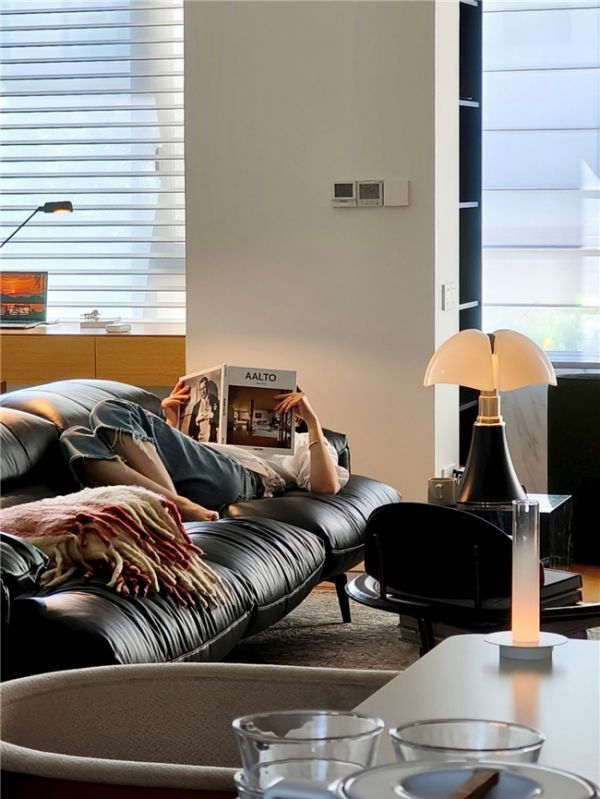 Yunyang Sofa Detail View