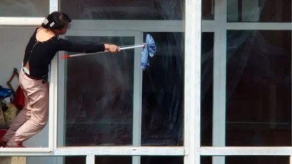 擦窗危险动作，严禁模仿