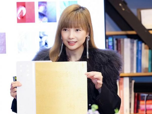 iLuvVivid爱涂妆首席执行官Sophia吴晨为设计师嘉宾介绍艺术涂料